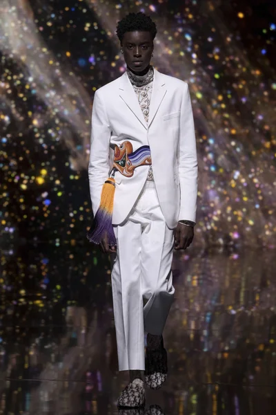 Look 16